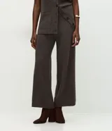 Pantalón de corte recto confeccionado en tejido de punto, con cintura elástica de tiro medio. Presenta un diseño minimalista y cómodo, ideal para un look sofisticado.