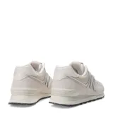 Championes New Balance Classics Traditionnels color marfil, confeccionados en gamuza y tela, con logo "N" en los laterales y suela de goma.