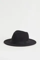 Sombrero tipo fedora negro de fieltro con cinta de grosgrain alrededor de la copa.