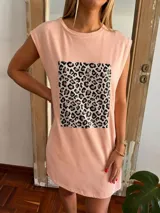 Remeron de algodón color rosado, con diseño sin mangas y estampado central rectangular con patrón de animal print.