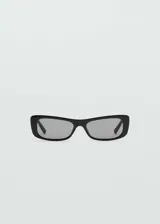 Gafas de sol con montura rectangular de pasta en color negro y cristales oscuros con protección UV categoría 3.