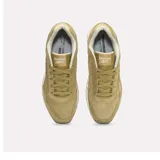 Championes urbanos Reebok modelo Glide, color marrón, confeccionados en gamuza con detalles en cuero sintético al tono. Presentan entresuela blanca y suela de goma dentada.