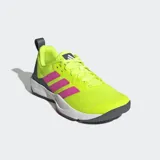 Championes de entrenamiento Adidas Rapidmove 2, color amarillo neón con las icónicas tres tiras en fucsia y detalles en gris oscuro. Presentan una estructura de malla transpirable con refuerzos laterales y mediasuela con tecnología Lightstrike para mayor amortiguación y respuesta.