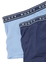 Pack de dos boxers Rusty modelo Kunz, en colores azul y celeste, con cintura elástica con logo de la marca impreso.