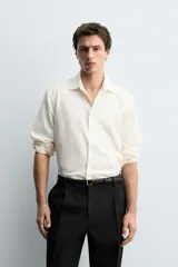 Camisa de corte regular fit confeccionada en una mezcla de algodón y lana. Presenta cuello solapa, manga larga con puños abotonados y cierre frontal con botonadura.