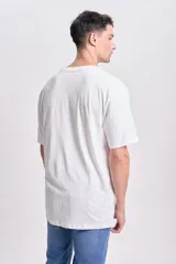 Remera blanca de algodón, corte oversize, con estampa ovalada en el frente con la leyenda "New York" en color verde.