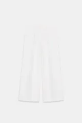 Pantalón tipo culotte de tiro alto, pierna ancha y pinzas frontales. Color beige/topo liso.