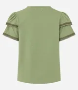 Blusa de manga corta color verde, con cuello redondo y detalles de terminación en efecto ganchillo en las mangas. Confeccionada en tejido de algodón con textura sutil.