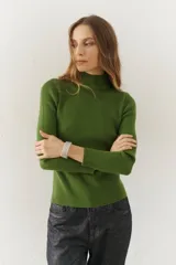 Polera de tejido morley color azul, con cuello alto y mangas largas, de corte ajustado al cuerpo.