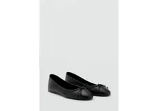 Zapato plano estilo ballerina color negro, confeccionado en cuero vacuno, con puntera redondeada y delicado lazo decorativo en el empeine.