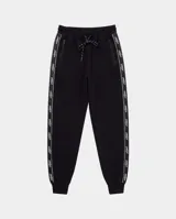 Pantalón de jogging negro, de corte regular con puños elásticos y cintura ajustable con cordón. Cuenta con bolsillos laterales con cierre y bandas laterales personalizadas con inscripciones.