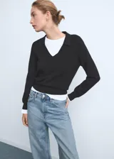 Jeans de tiro medio con diseño recto y clásico de cinco bolsillos, cierre de botón y cremallera, confeccionados en tejido de algodón estilo vaquero.