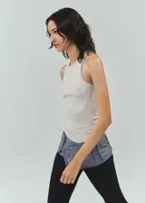 Musculosa gris claro de tejido de canalé con cuello redondo y tirantes anchos.