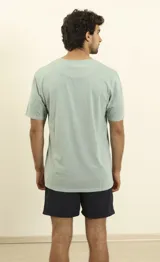 Remera celeste de algodón con bolsillo en el pecho y cuello redondo.