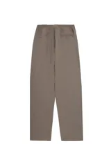 Pantalón de corte recto y tiro medio, confeccionado en tejido crepé con diseño de raya diplomática. Presenta una caída fluida, bolsillos laterales y cierre frontal.