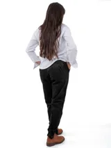 Pantalón de pana color bordó, de tiro alto y corte recto, con bolsillos delanteros y traseros.