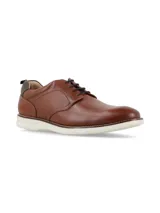Zapato de cuero color marrón con cordones, diseño de estilo casual con suela blanca de goma.
