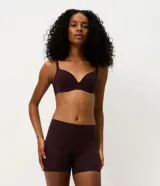 Bermuda lingerie Lov de corte ajustado al cuerpo, confeccionada en algodón con elastano de color bordó, con diseño básico y sin estampa.