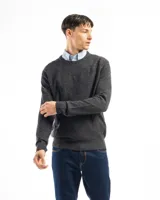 Sweater de punto gris oscuro con cuello redondo y mangas largas.