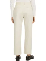 Pantalón chino color crema de corte recto y slim, confeccionado en algodón elástico.