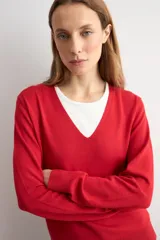 Sweater de punto color rojo, con escote en V y mangas largas, de calce clásico.