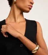 Chaleco Marfinno de corte recto y largo, confeccionado en tricot. Presenta cuello en V, cierre frontal con botones y diseño liso sin estampados.