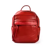 Mochila roja de cuero sintético con bolsillo frontal con solapa y cierre con cremallera superior.