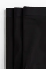 Pack de tres calzoncillos tipo trunk negros de punto elástico, con cintura elástica y costuras planas.