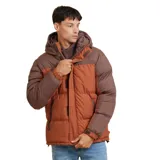 Campera puffer marrón con bloques de color en marrón oscuro y naranja. Tiene capucha, cierre frontal con cremallera y bolsillos laterales.