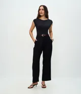 Body Cortelle de poliamida color negro, con escote canoa, diseño sin mangas, pliegues drapeados en los hombros y corte ajustado slim fit.