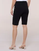 Bermuda elastizada de tiro alto estilo marinero, de silueta ajustada y entallada. Presenta pretina ancha, doble hilera lateral de botones metálicos plateados y largo por encima de la rodilla con ruedo recto.