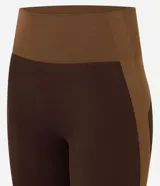 Bermuda deportiva Get Over de microfibra seamless, en color marrón con recortes contrastantes en tono tostado. Presenta cintura alta con pretina ancha cruzada y diseño ajustado.