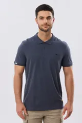 Remera polo de manga corta en color azul melange, con cuello camisero, cierre frontal de dos botones y pequeño bordado en el pecho.