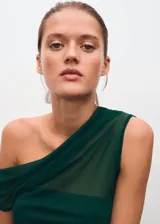 Top de manga corta color verde oscuro, confeccionado en tejido semitransparente con fruncidos laterales, cuello asimétrico y diseño entallado con forro interior.