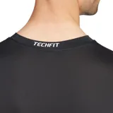 Remera deportiva negra de manga larga, marca Adidas, modelo Techfit.