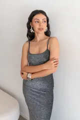 Vestido largo negro de tirantes finos, corte al cuerpo y escote recto.