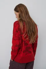 Buzo de tejido de punto con cuello redondo, mangas largas con puños acanalados y diseño estampado de flores en tonos rojos.