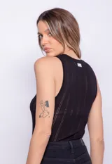 Musculosa de punto color naranja, con cuello redondo y diseño calado vertical.