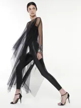 Túnica larga de tul negro, con cuello redondo y mangas largas.