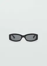 Gafas de sol rectangulares con montura de pasta negra y lentes oscuras.