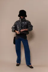 Campera puffer color marrón con cuello alto, cierre frontal con cremallera y bolsillos laterales.