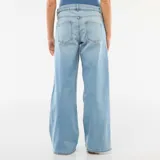 Jean de maternidad con corte wide leg, tiro alto y diseño de cinco bolsillos, confeccionado en denim de lavado claro.