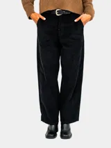 Pantalón de pana color negro, de corte recto y tiro alto, con bolsillos laterales.