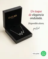 Collar de plata 925 con dije en forma de serpiente ondulada, adornado con circonias brillantes.
