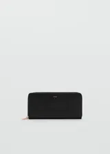 Billetera rectangular de diseño minimalista en color negro, con cierre perimetral y logo metálico de la marca en la parte frontal.