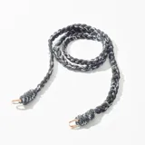 Correa trenzada para colgar el celular, en tonos negro y plateado, con mosquetones dorados.