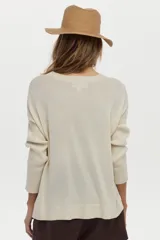 Sweater de punto con escote en V y mangas cortas, confeccionado con hilo metalizado con lurex, de calce cómodo y holgado.