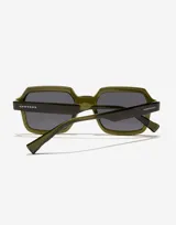 Lentes de sol unisex Hawkers modelo Minimal Max, con montura geométrica color verde salvia y lentes grises.