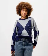 Suéter de punto con diseño de rombos (argyle) en tonos azul marino y gris, con cuello redondo y terminaciones acanaladas en puños y cintura.