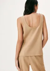 Blusa sin mangas de color azul oscuro, con escote redondo amplio y corte recto, confeccionada en una tela fluida y elegante.